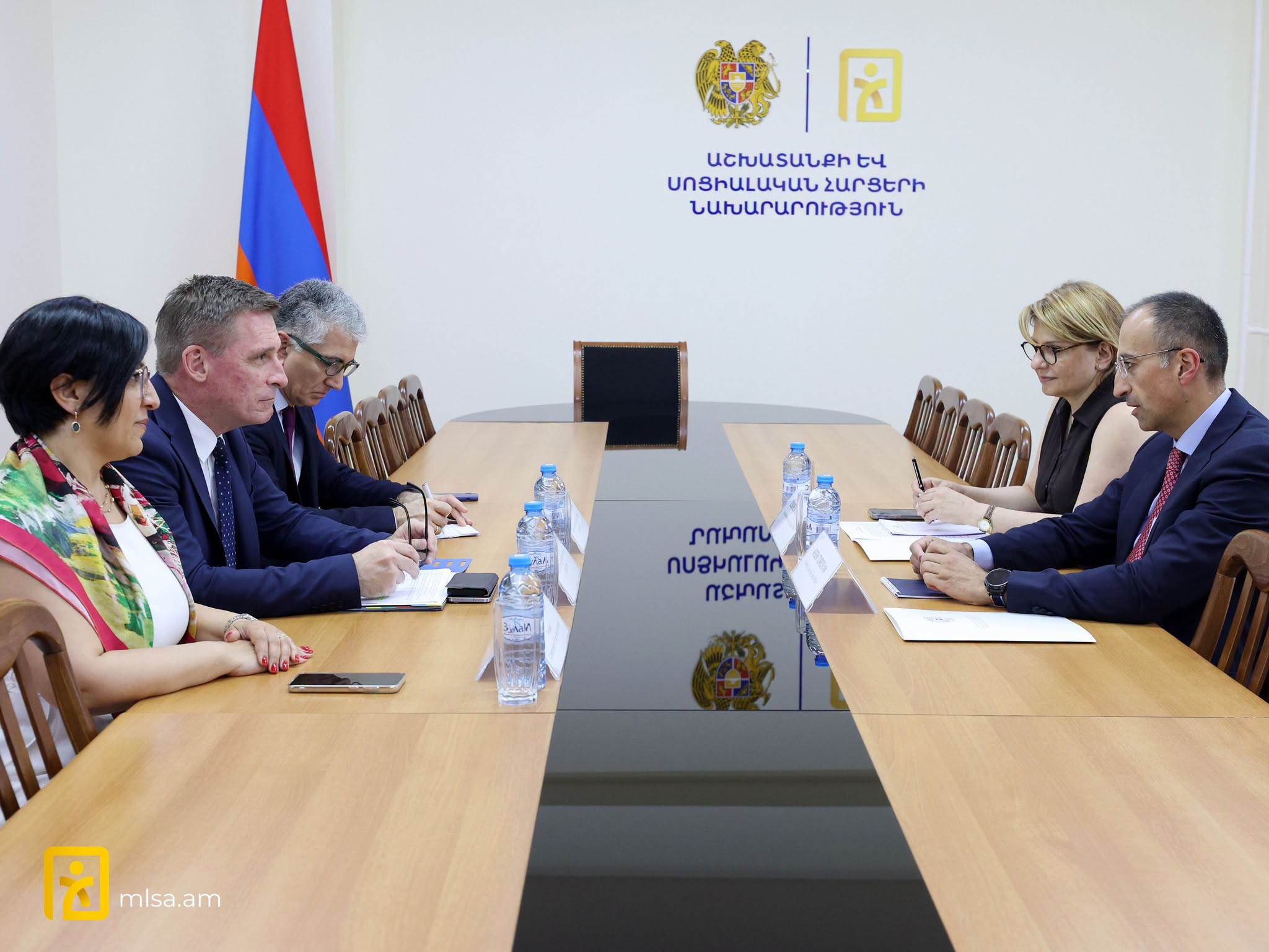 Նախարար Արսեն Թորոսյանը հանդիպում է ունեցել ԱՄԿ Աշխատավորների բյուրոյի տնօրեն Օլիվեր Ռոբկեի հետ